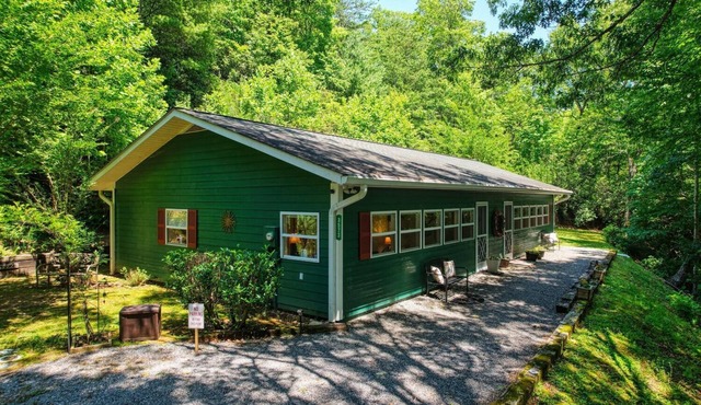 Zen in the Woods - Gorgeous views! Multiple outdoor sitting spaces to enjoy.