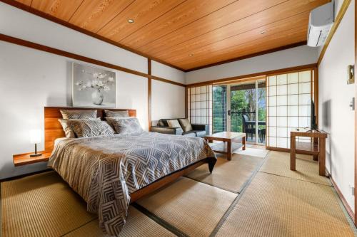 Zen-Inspired Hinoki Bath, Tatami and Washitsu Room