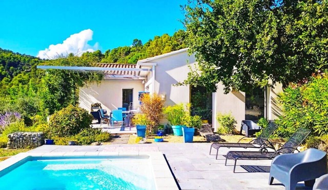 Zen-like single-storey villa in a quiet area/outside Manosque/exceptional views/pool