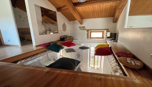 Zen loft with hanging net (kids will love it!), in a medieval village.