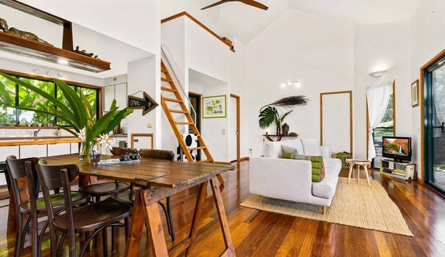 Zen- Lush retreat close to Byron with views