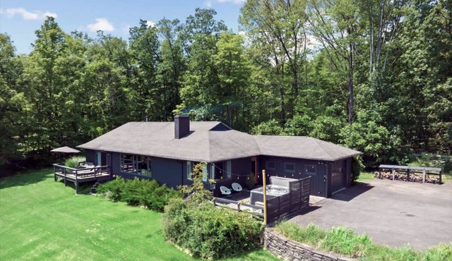 Zen Mountain View Retreat with Hot Tub