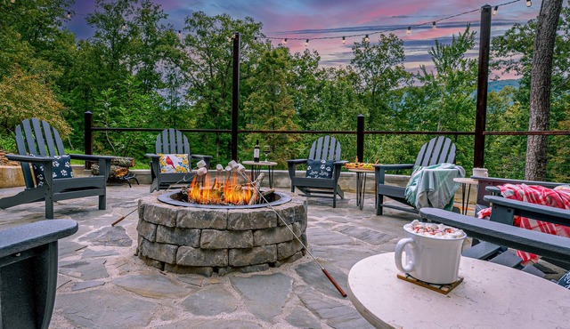 ZEN Mountain Villa Hot Tub FirePit Fenced Yard Pets EVCharger Games