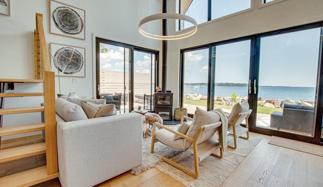 Zen Oceanfront Chalet- Hot Tub & Sauna - Private