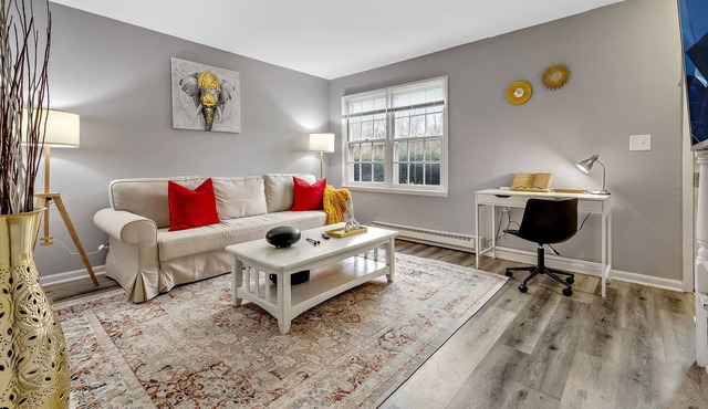 Zen Retreat Themed Apartment, 75TV, Garage, FastWiFi