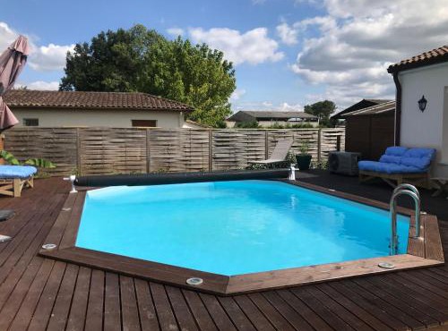 Zen room in shared home with pool owner-on site