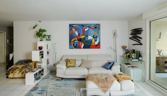 Zen Room in a Quiet & Sunny 3-Bedroom Marseille Apartment