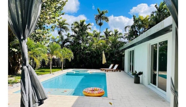 Zen Style Villa with pool, riverfront & fast wifi