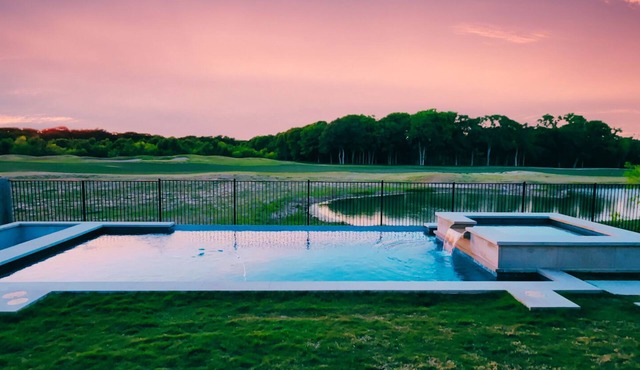 Zen Sunsets Heated Pool, Spa, Theater, Gym: 20 Mins to Downtown Austin Sleeps 8