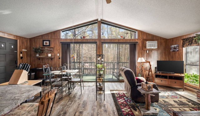 Zen Vibe w/Hot Tub, Fireplace, Grill, Deck & More