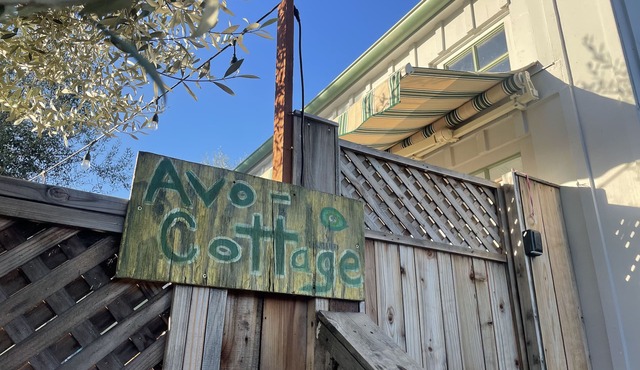 Zenful Avo-Cottage w/hot tub — 5 min from the beach & hiking!