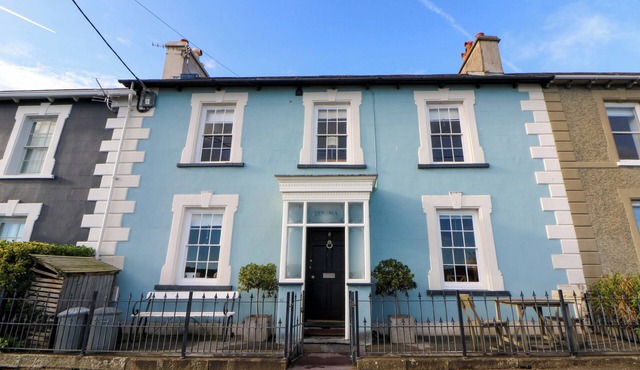 ZENOBIA, family friendly, character holiday cottage in New Quay