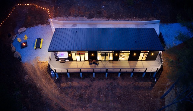 Zenplicity Cabin. Pet friendly, views, hot tub, smart home! 5 minutes from TGSP