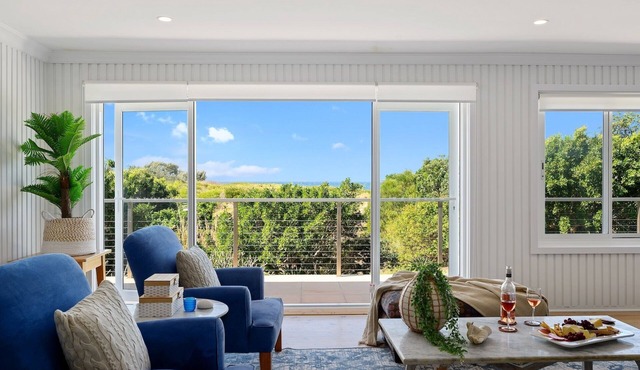 Zephyr Private beachfront, pet-friendly home for the discerning traveller