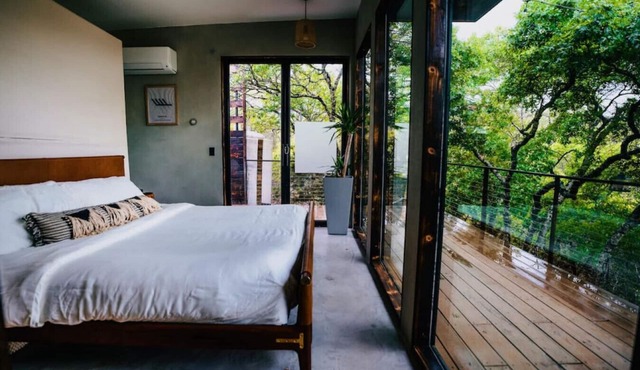 Zephyr Treetop Villa w/Mini Hot Tub + Outdoor Shower