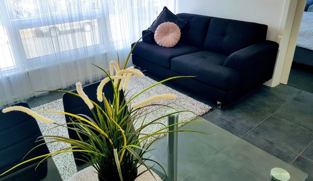 Zig Zag on Henley ~ Walk to the BEACH ~ Restuarants/cafes ~ Unlimited Wifi