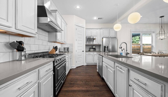 Zilker Farmhouse + Private Pool - Evie!