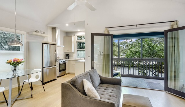 Zilker Serenity! Treetop deck, king bed. Walk to Barton Springs, dining & music.