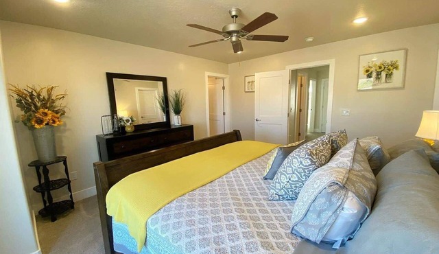 Zion Basecamp Retreat w/Fire Pit + Yard | Sleeps 8