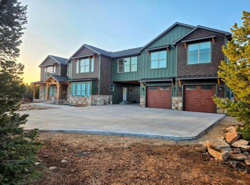 Zion Breeze - New! 6 King Suites, 8 bdrm, Hot Tub, EV, E-Scooters