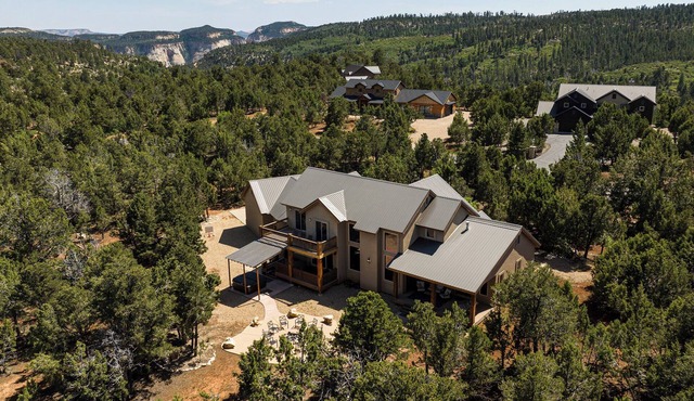Zion (East) Luxurious Home King Beds WiFi Privacy Hot Tub