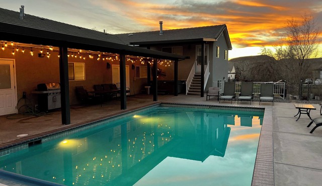 Zion Family Retreat, Heated Pool, Hot Tub, Game Room, Sleeps 20+