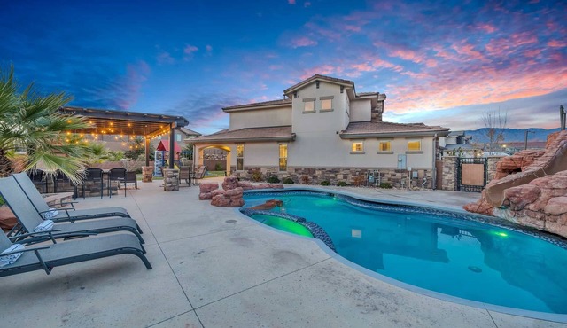 Zion Reunion Poolhouse, PRIVATE POOL, SLEEPS 24!