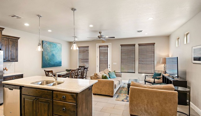 Zion's Den, 2 Community Pools + Hot Tub
