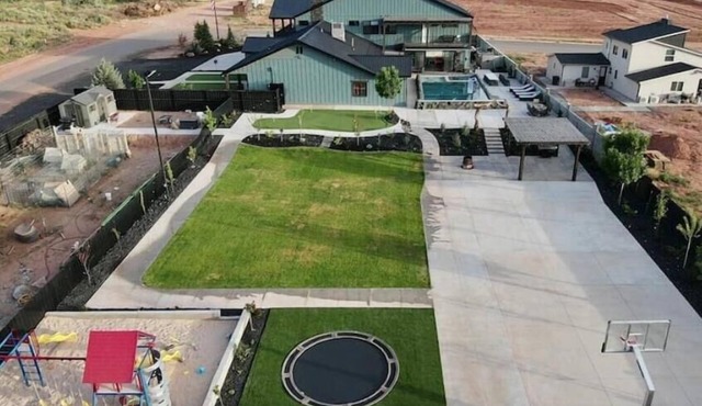 Zion Vista 7BR/5.5BA Poolside Manor Near Zion: Sauna, Hot Tub, Golf, Gym