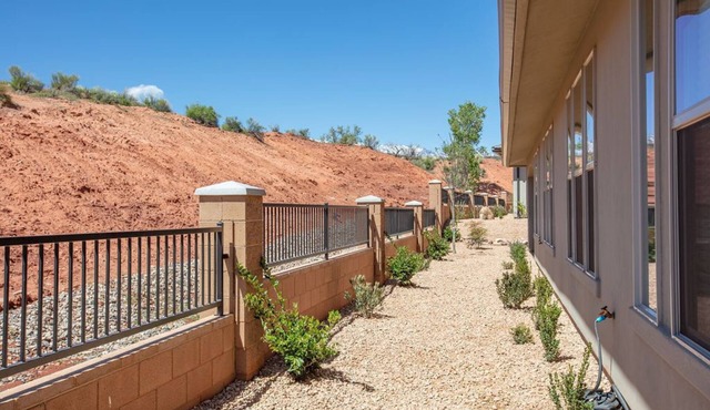 Zion Zen Family-Friendly Townhouse With Home Theater and Pool access
