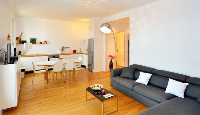 Zola: Charming 2-Bedroom Apartment in Lyon
