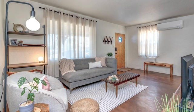 ZonaMod MidCentury ⁜King ⁜FirePit ⁜Backyard ⁜Dog Friendly ⁜Near Downtown