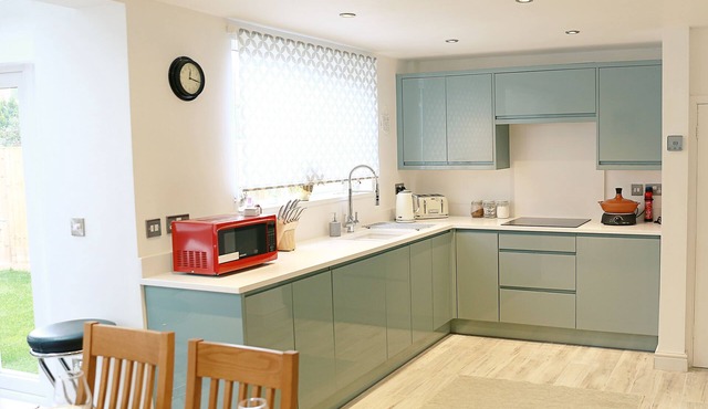 Zoo Accommodation Chester; 10 min Walk! Sleeps 8