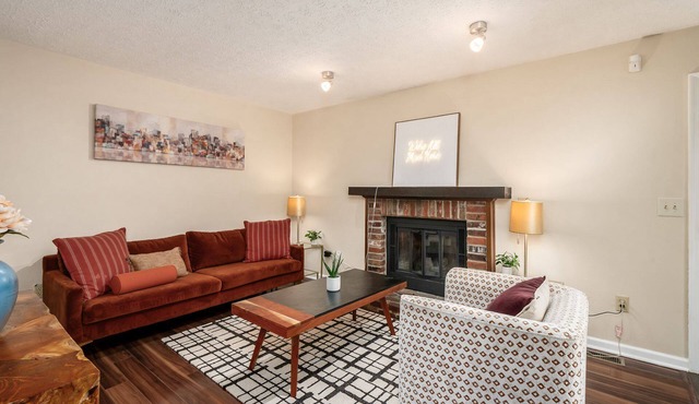 Zoo Getaway, 3BR Home w/Yard Games & Comfort, Family Friendly