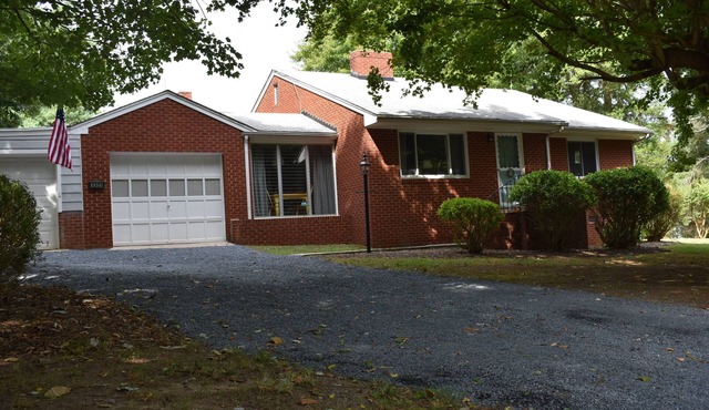 Zoo House just minutes to Zoo, Pottery, walking distance to Zoo City Sportsplex