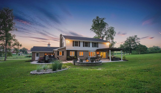 Zook Manor | HOT TUB, Game Room + Fire Pit!