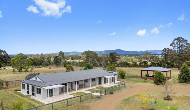 Zookeepers Cottage - take in the neighbouring giraffes, lions, and zebras!