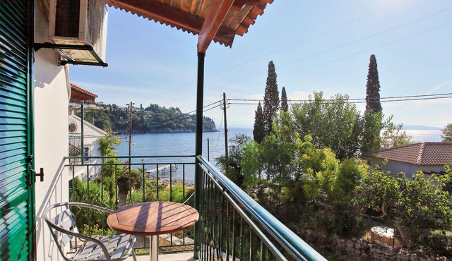 Zoulis Eleni: A traditional village apartment in Kalami, just a few steps away from the beach