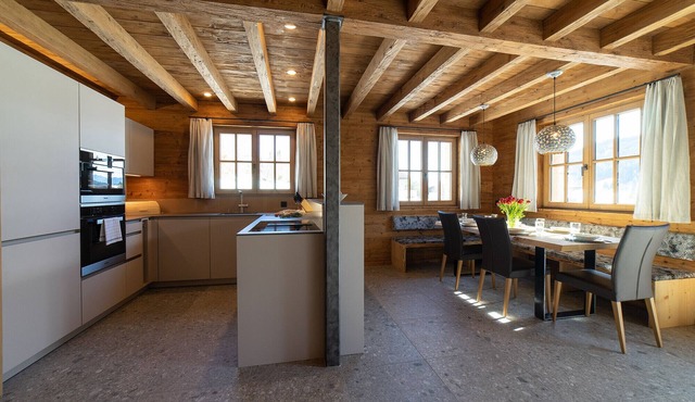 Zuestoll 4-room chalet near the mountain railways