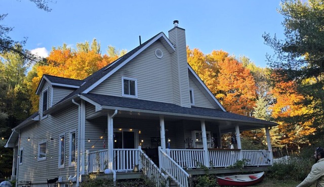 Zuka Riverhouse + Cedar Hot Tub & Sauna in Muskoka