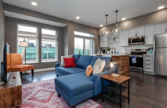 1 Bedroom Luxury Condo 10 Minutes from First Energy Stadium E3