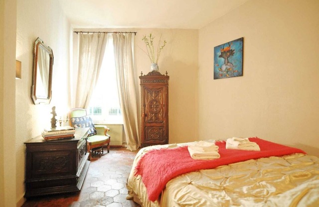 1 bedroom next to Notre Dame