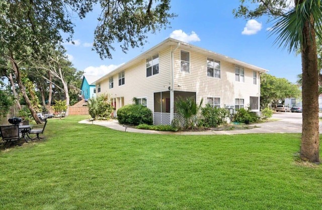 1 Block to Beach & A Street Boho/Tropical Apt