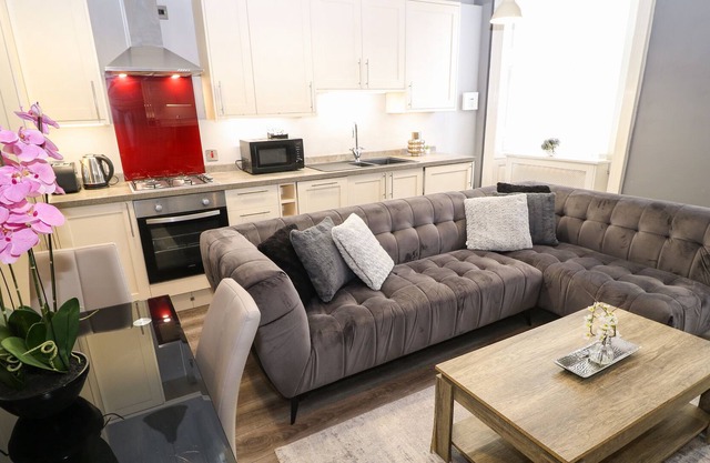 1 ST. JOHNS NORTH APARTMENTS, romantic, with a garden in Wakefield