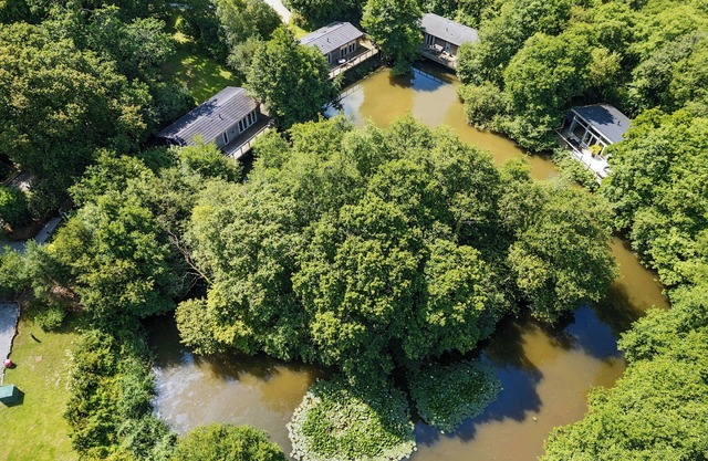 1 WATER'S EDGE, pet friendly, with hot tub in Lanreath