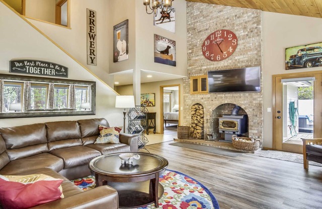 10 Conifer-Sunriver, Oregon: Hot Tub, BBQ, WiFi, SHARC Aquatics, Tubing Hill, Mt. Bachelor, Golf, Deschutes River, Tennis, Bike Paths