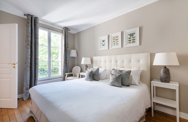 100% legal Marais 2BR/2BA with AC, up to 6 guests