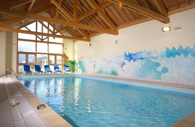 Le Hameau Des Fontaines Du Roi Pièces Personnes 