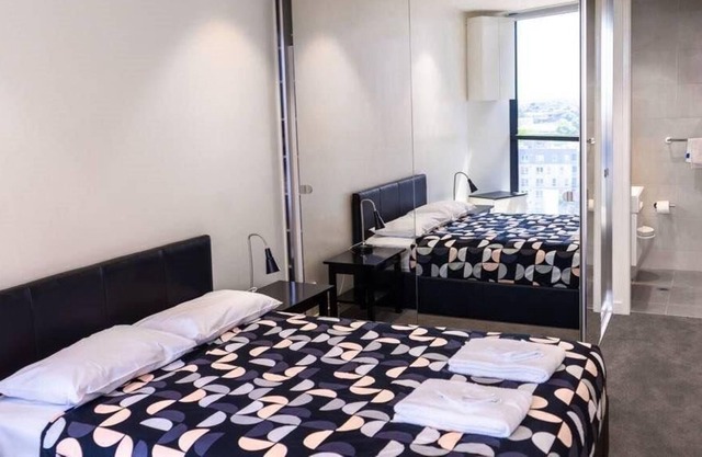 1014 Luxury Apt in Melbourne CBD with free parking