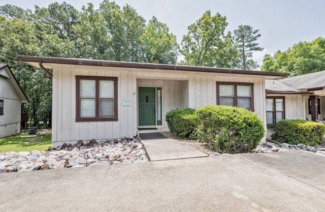 12 DULZURA LANE. HDTV, WIFI. Nicely furnished Nightly and Extended Stay vacation rental near West Gate in scenic Hot Springs Village Arkansas Resort